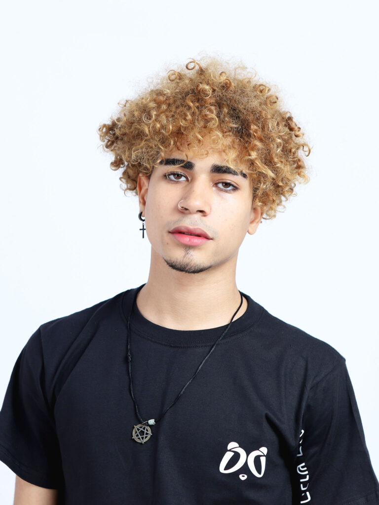 Primer plano de joven modelo con camiseta negra Aypanda, mostrando el logo minimalista blanco y un diseño auténtico de la marca de ropa.