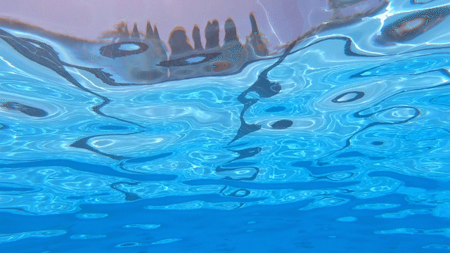 GIF animado de una piscina con agua clara y brillante en movimiento, transmitiendo la sensación de frescura y la energía del verano que representa la marca Aypanda.