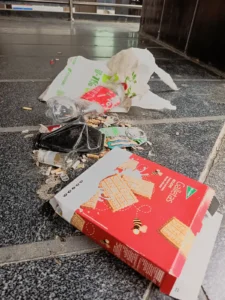 ¡ALTO al Botellón! Evita 3 Riesgos Clave y Multas en Madrid. Basura tras botellón en Nuevos Ministerios, Madrid
