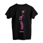 Vista trasera de camiseta negra con diseño vertical rosa "ICE CREAM" y logo de helado derretido.