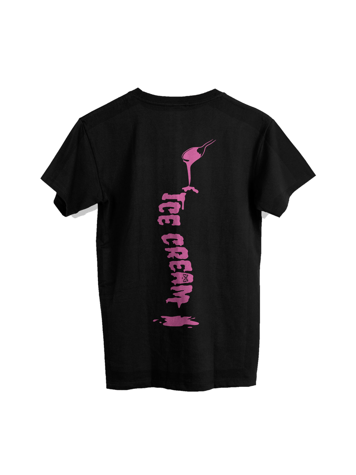Vista trasera de camiseta negra con diseño vertical rosa "ICE CREAM" y logo de helado derretido.