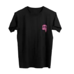 Camiseta negra Aypanda con pequeño logo rosa de helado derretido en el lado izquierdo del pecho.