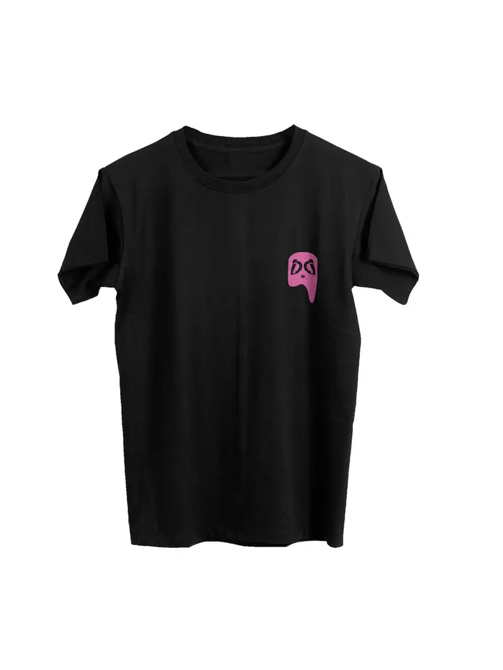 Camiseta negra Aypanda con pequeño logo rosa de helado derretido en el lado izquierdo del pecho.