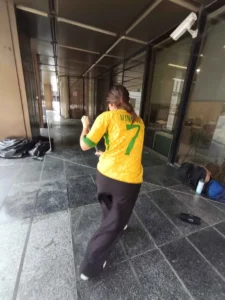 ¡ALTO al Botellón! Evita 3 Riesgos Clave y Multas en Madrid. Joven de espaldas con camiseta amarilla fregando un suelo de baldosas oscuras ya limpio.