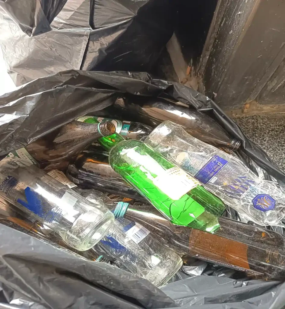 Botellas Recogidas del Botellón Botellas de cristal recogidas de botellones en bolsa de basura