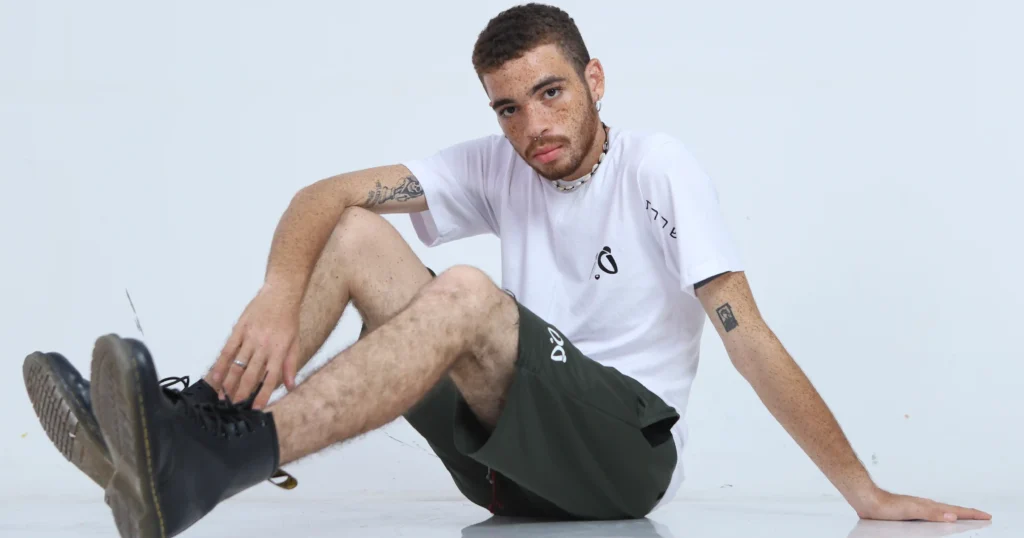 Modelo joven mostrando ropa de Aypanda, parte de una colección con historia y estilo urbano. Ideal para un blog de moda.