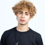 Primer plano de joven modelo con camiseta negra Aypanda, mostrando el logo minimalista blanco y un diseño auténtico de la marca de ropa.